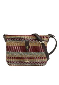 Vevet stof crossbody taske med flerfarvede geometriske mønstre i rød, guld og grøn, med en brun læderrem og detaljer.