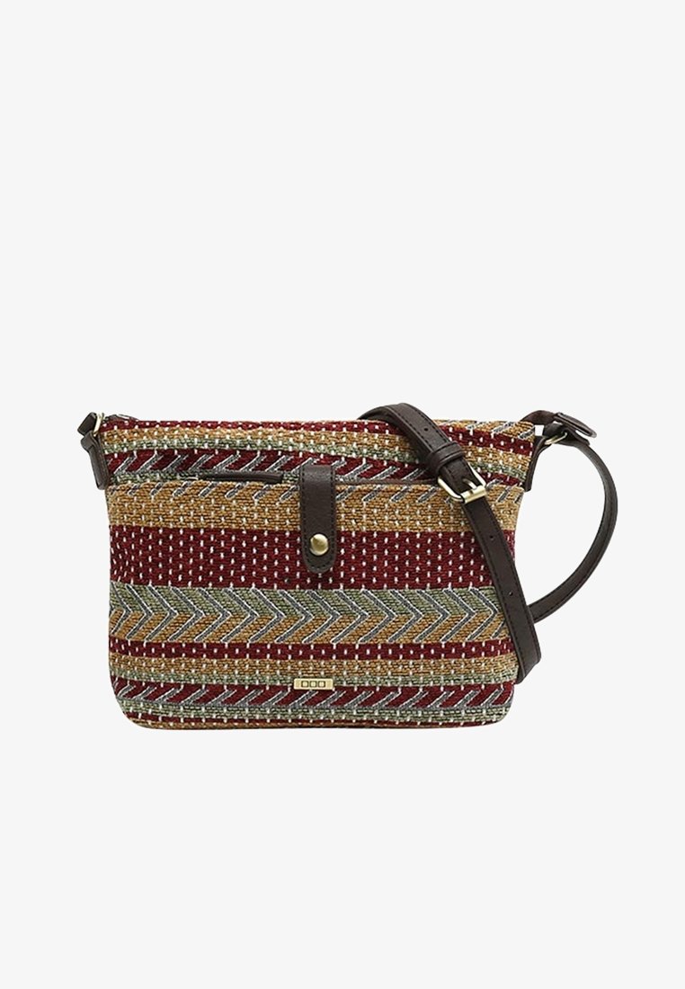 Sac à bandoulière en tissu tissé arborant des motifs géométriques multicolores en rouge, or et vert, avec une sangle et des accents en cuir marron.