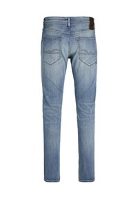 Jeans de denim azul claro con un diseño de pierna recta, que cuentan con bolsillos traseros y un parche de cuero marrón oscuro en la cintura.