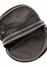 Černá peněženka na zip se dvěma přihrádky, s hladkým vnějším povrchem a textilním podšívkou. Stříbrné kovové prvky po celém obvodu.
