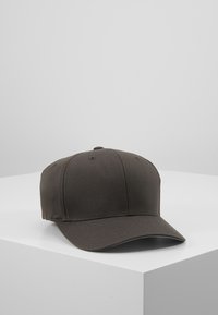 Cappellino da baseball grigio scuro con coroncina arrotondata e visiera curvata, realizzato in tessuto testurizzato, dotato di sei fori di ventilazione e senza loghi visibili.