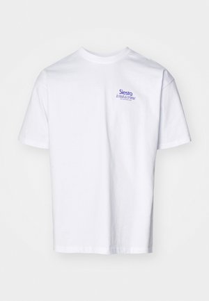 Weißes Baumwoll-T-Shirt mit kurzen Ärmeln und Rundhalsausschnitt. Auf der linken vorderen Brust befindet sich lila Text mit der Aufschrift "Siesta ist kein Verbrechen."