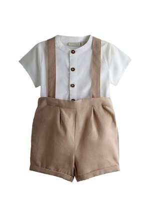 Hvid kortærmet skjorte med brune knapper kombineret med beige seleshorts til et barn, lagt fladt på en hvid baggrund.