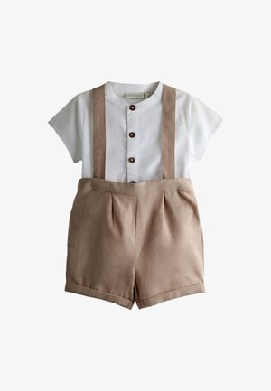 Hvid kortærmet skjorte med brune knapper kombineret med beige seleshorts til et barn, lagt fladt på en hvid baggrund.