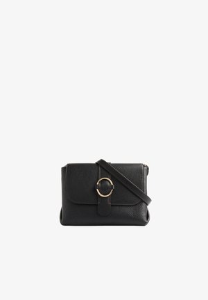 Borsa a tracolla in pelle nera con una superficie testurizzata, chiusura a patta, accessori circolari in tonalità oro e una tracolla rimovibile.
