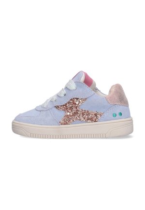 Lichtblauwe suède sneakers met een glinsterende roségouden ster, witte veters en roze accenten op de hiel; textuurrubber zool, casual ontwerp.