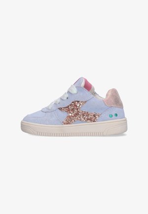 Lichtblauwe suède sneakers met een glinsterende roségouden ster, witte veters en roze accenten op de hiel; textuurrubber zool, casual ontwerp.