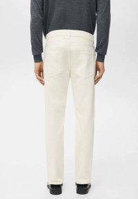 Pantalones de mezclilla de color claro con diseño de pierna recta, que cuentan con dos bolsillos traseros y una cinturilla estándar, combinados con un suéter oscuro.