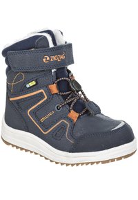 Marineblauwe kinderboots met oranje accenten, gestructureerde synthetische bovenkant, klittenbandsluiting, vetersysteem en witte rubberen zool. Warme voering zichtbaar.