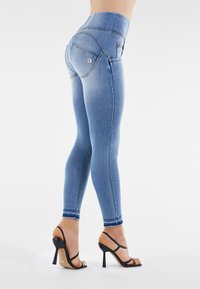 Freddy PUSH UP 7/8 VITA ALTA E FONDO CON TAGLIO VIV - Jeans Skinny Fit - denim chiaro