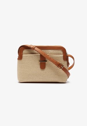 Sac bandoulière rectangulaire beige en tissu tissé avec garniture en cuir marron, bandoulière réglable, fermeture éclair sur le dessus et détail de boucle en métal sur le devant.