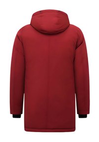 Rode geïsoleerde parka-jas met een capuchon, voorzien van geribbelde zwarte manchetten en een gladde textuur. Ontworpen met een rechte silhouet en minimale naden.