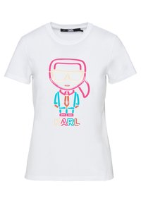 Camiseta blanca de algodón con un gráfico colorido de un personaje con cabello rosa y gafas, vistiendo un traje y corbata azules, etiquetado como "KARL."