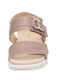 Helle rosa Sandalen mit zwei breiten Riemen und einer metallischen Schnalle, einer gepolsterten Innensohle und einer weißen Gummisohle mit strukturellen Details.