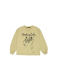 Gara piedurkne, V veida, gaiši olīvu krāsas džemperis ar melnu grafisku apdruku ar apaviem un tekstu "3inkay Zala", papildināts ar zvaigznēm un sirdīm.