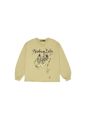 Długi rękaw, dekolt w serek, jasnoszary sweter z czarnym nadrukiem graficznym przedstawiającym buty oraz napisem "3inkay Zala" z akcentami gwiazdek i serc.