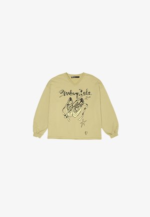 Długi rękaw, dekolt w serek, jasnoszary sweter z czarnym nadrukiem graficznym przedstawiającym buty oraz napisem "3inkay Zala" z akcentami gwiazdek i serc.