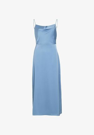 Vestido de satén azul claro, tipo slip, con tirantes ajustables. Presenta una textura suave y un diseño recto de largo hasta el tobillo.