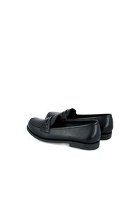 Mocasines de cuero negro con una textura suave, que presentan un acento trenzado en la parte frontal y una suela de goma baja. Diseño clásico sin cordones.