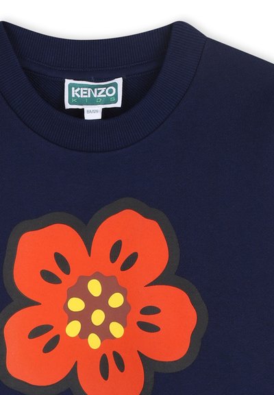 Sweatshirt en coton bleu marine avec un grand motif de fleur rouge aux détails jaunes et bruns, col rond et poignets côtelés.