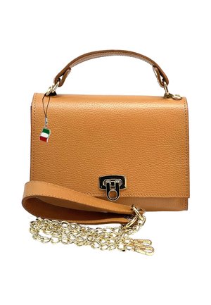 Sac à main en cuir beige avec poignée supérieure, fermoir doré et bandoulière chaîne dorée amovible avec fermoirs, orné d'un petit charm drapeau italien.