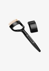 Peigne en métal noir avec une poignée rectangulaire et de fines dents de couleur or, équipé d'un couvercle protecteur amovible. Nom de la marque « TweezerMan » visible.