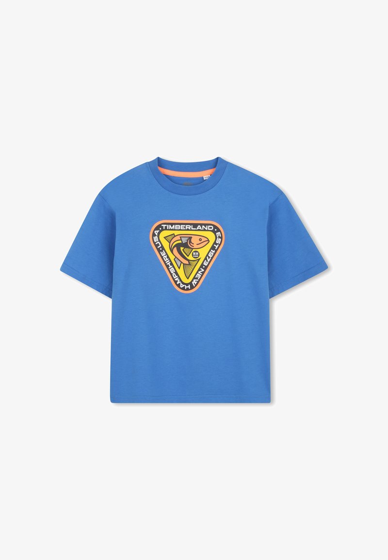 T-shirt en coton bleu à manches courtes et col rond. Présente un logo triangulaire Timberland en noir, orange et jaune sur le devant.