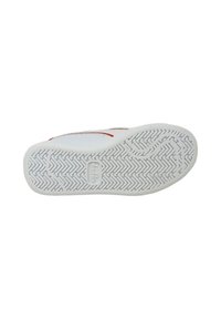 Suola di sneaker bianca con un motivo a spina di pesce, caratterizzata da una linea di accento rossa lungo il bordo superiore e un logo al centro.