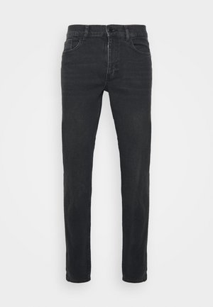 Vaqueros de denim negros de corte slim con cierre frontal de botón y cremallera, bolsillos delanteros y traseros, mostrados sobre un fondo neutro.