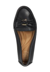 Zwarte leren mocassin met een gematteerde afwerking, ronde neus en decoratief strikdetail. Zachte binnenzool en zichtbaar merklogo aan de binnenkant.
