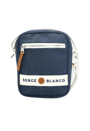 Sac en toile marine à bandoulière avec une sangle blanche, doté d'une poche zippée à l'avant, de détails en cuir brun et d'un texte "SERGE BLANCO".