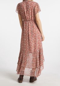 Abito lungo in tessuto floreale leggero con scollatura volant, maniche corte, vita elastica e orlo a balze in tonalità di rosa e rosso.