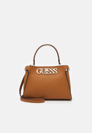Borsa a tracolla in pelle marrone con design strutturato, dotata di manico superiore e tracolla regolabile, logo "GUESS" in rilievo color argento metallizzato.