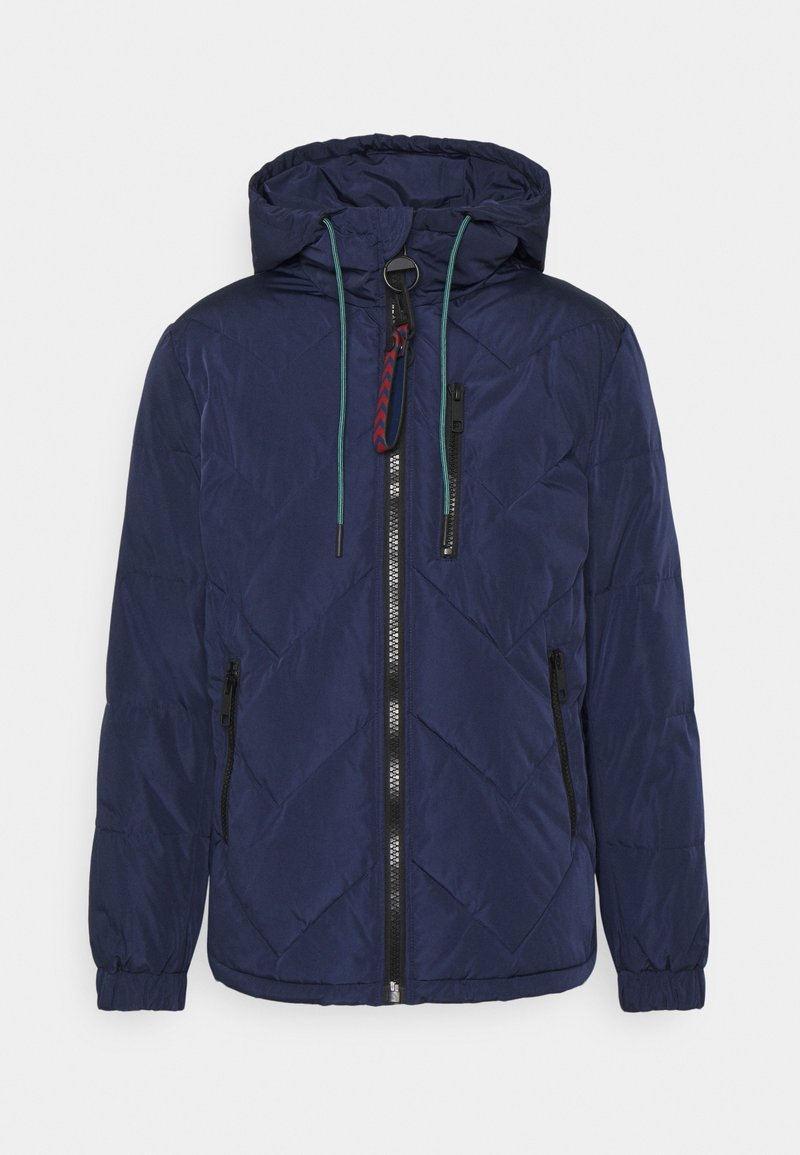 Tmavě modrá prošívaná bunda s kapucí, černý přední zip, kapsa na zip na prsou, dvě postranní kapsy na zip a zelené stahovací šňůrky na kapuci.