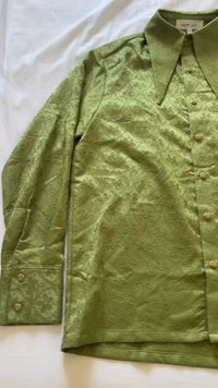 Grønn teksturert knapp-opp skjorte med blomsterdesign, spiss krage og lange ermer med knapper. Glatt stofffinish.