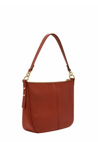 Sac à bandoulière en cuir marron avec une texture lisse, doté d'une fermeture éclair et de quincaillerie dorées, et d'une seule sangle fixée par des rivets ronds.