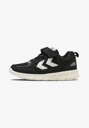 Schwarzer Sportschuh mit strukturiertem Obermaterial, weißen Chevron-Akzenten, einem Klettverschluss und einer hellen, geformten Sohle.