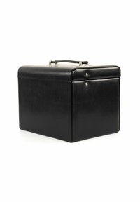 Étui en cuir noir de forme rectangulaire, texture lisse, avec une poignée articulée et une poche avant unique avec des accents en métal.