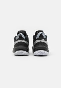 Nike Performance TEAM HUSTLE D 10 (GS) - Basketball shoes - black/metallic silver/volt/white