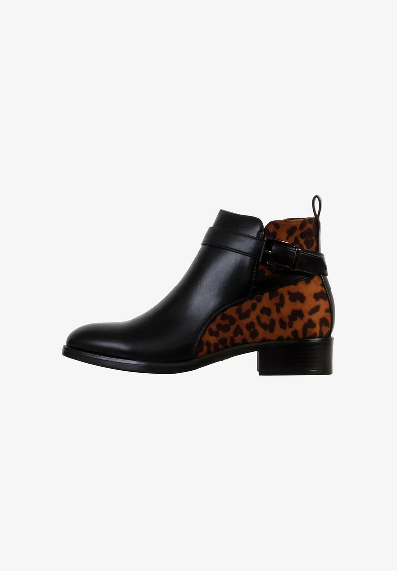 Schwarze Lederknöchelstiefel mit einem seitlichen Einsatz aus braunem Leopardenmuster, einer dekorativen Schnalle, kurzem Blockabsatz und einer Zuglasche auf der Rückseite.