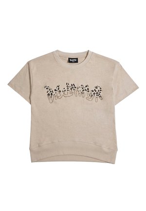 T-shirt beige a manica corta con stampa leopardata e design a catena che scrive "Dreamer" sul petto.