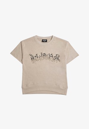 T-shirt beige a manica corta con stampa leopardata e design a catena che scrive "Dreamer" sul petto.
