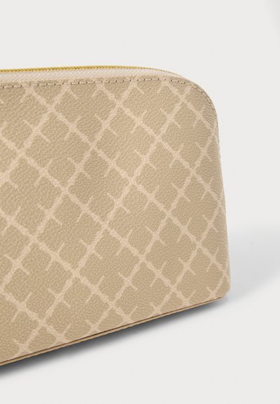 Μπεζ υφασμάτινο τσαντάκι με υφασμάτινο διακοσμητικό σχέδιο σε σχήμα διαμαντιού και χρυσό φερμουάρ. Το υλικό φαίνεται συνθετικό με λείο φινίρισμα.