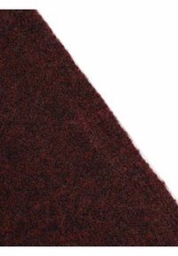 Bordeauxfarbener Wollstoff mit einer strukturierten, flauschigen Oberfläche, die eine subtile Mischung aus dunklen und hellen Fasern in einem diagonalen Muster zeigt.