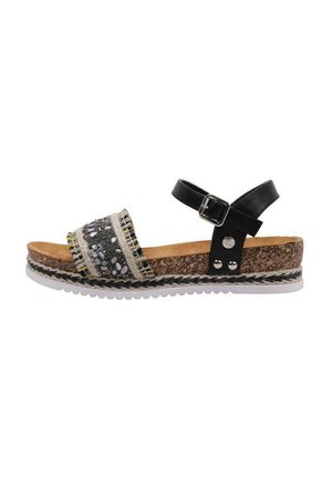 Sanda negra con tiras y una banda decorativa de tela gris y blanca, con una media suela de corcho, suela blanca y cierre ajustable con hebilla.