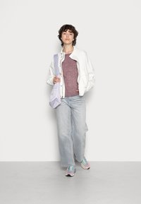 Vero Moda VMDOFFY O-NECK  - Camisola - port royale white melange