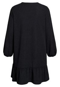 Čierne šaty s okrúhlym výstrihom, dlhými naberanými rukávmi a rozšíreným volánom na spodnej časti. Vyrobené z textúrovanej tkaniny, s voľným strihom.