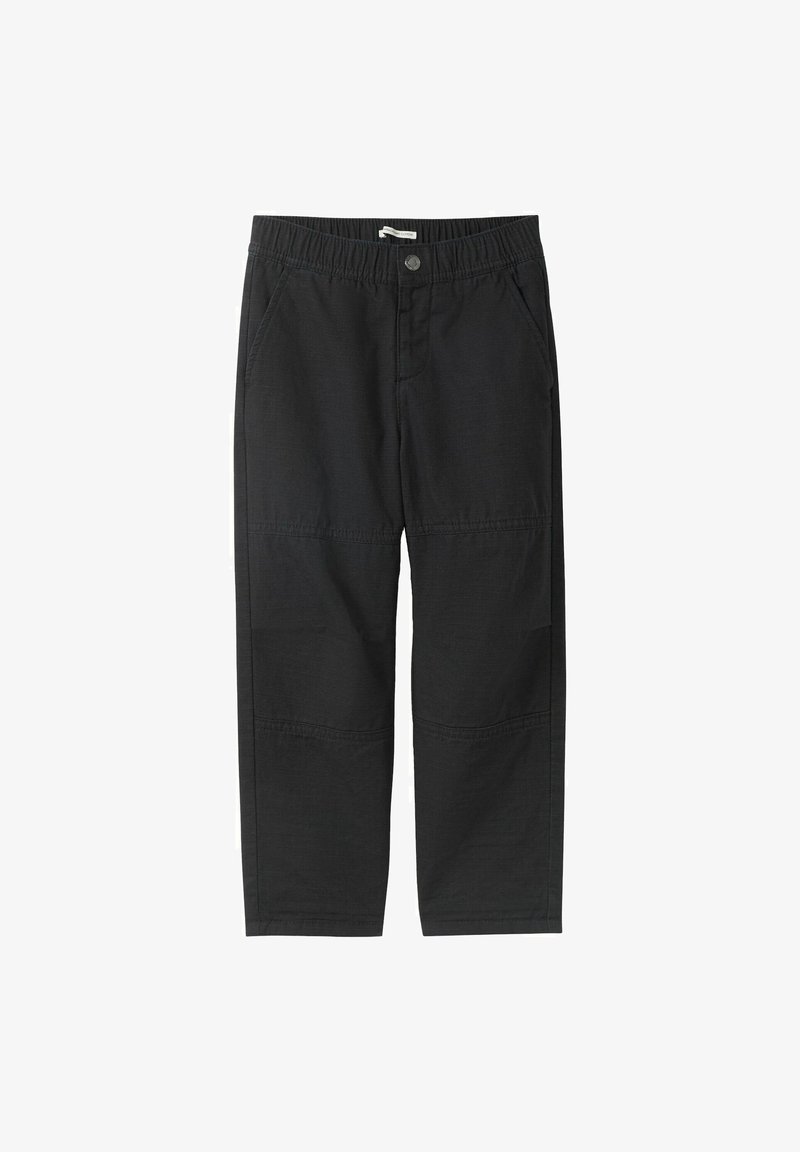 Zwarte, lichtgewicht broek van een gestructureerde stof, met een elastische tailleband, voorzakken en stikdetails aan de zijkanten.