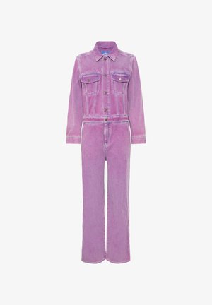 Rozā denima kombinezons ar garām piedurknēm, priekšējiem kabatām un pieguļošu jostas vietu. Iespējas ar pogu aizdari un taisnām kājām.