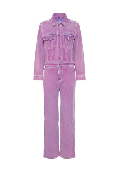 Roza denim kombinezon z dolgimi rokavi, sprednjimi žepi in oprijetim pasom. Ima zaponko ter ravne hlače.